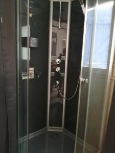 eine Dusche mit Glastür im Bad in der Unterkunft Les Jasmins de Salelles in Le Bosc