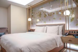 Postel nebo postele na pokoji v ubytování Radisson Suzhou