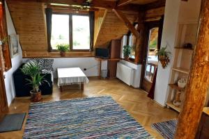 sala de estar con mesa y algunas plantas en Casa Zollo, en Sălişte