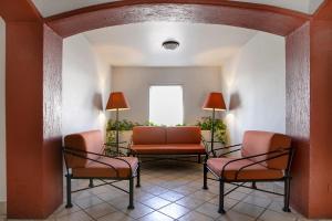 - une salle d'attente avec deux chaises et un canapé dans l'établissement Hotel Arboledas Industrial, à Guadalajara