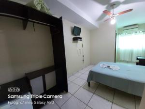 Habitación pequeña con cama y baño. en Araguaia Hotel en Bom Jesus