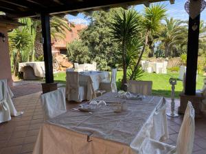 - une table pour un repas sur la terrasse dans l'établissement Hotel I Ginepri, à Quartucciu