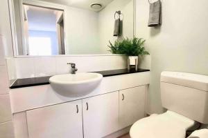 Vannituba majutusasutuses Serene 3BR Beachfront Retreat, Relax & Reconnect