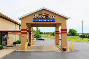 una posada barrington y suites entrada a un edificio en Baymont by Wyndham Springfield en Springfield