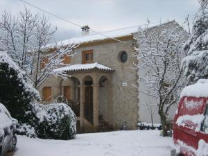 een huis bedekt met sneeuw bij Alojamientos Bellavista in Coto Rios