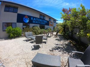 een groep stoelen en tafels buiten een strandlodge bij Kaiteri Lodge in Kaiteriteri