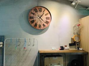 屏東市的住宿－新發文旅公園店，挂在桌子旁边的墙上的钟