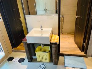 屏東市的住宿－新發文旅公園店，浴室设有白色水槽和镜子