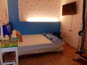 台東市的住宿－聖托里尼音樂親子特色民宿，一间卧室配有一张蓝色墙壁的床