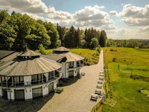 een uitzicht op een groot gebouw met een pad bij Hotel Dymník in Rumburk