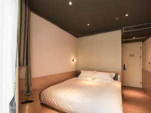 Postel nebo postele na pokoji v ubytování Roomix Shanghai