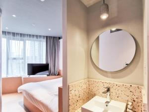 Postel nebo postele na pokoji v ubytování Roomix Shanghai