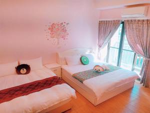 Un pat sau paturi într-o cameră la Birds Flower B&B