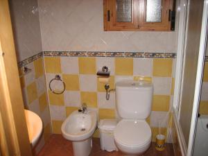 a small bathroom with a toilet and a sink at Alojamientos Bellavista in Coto Ríos