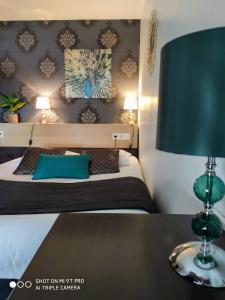 Postel nebo postele na pokoji v ubytování Celtic Hotel