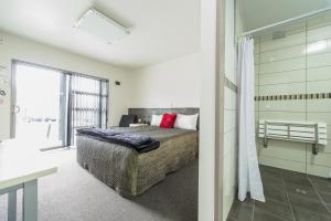 Кровать или кровати в номере 151 On London Motel & Conference Centre