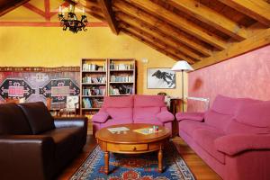 a living room with two couches and a table at Valle de Aísa in Aísa