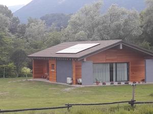een klein huis met zonnepanelen op het dak bij Casa Nicole in Borso del Grappa