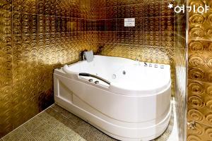 Een badkamer bij Yangsan Seoksan W Hotel