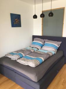 uma cama com almofadas num quarto em TraunseeBlick em Altmünster