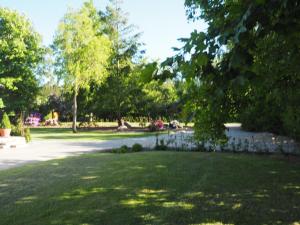 un parco con una cassa di acqua e alberi di Hummingen Strand 21 a Dannemare