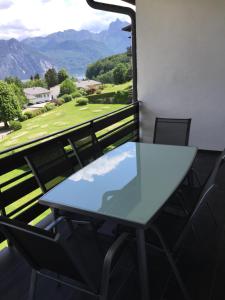 a table on a balcony with a view of a golf course at TraunseeBlick in Altmünster