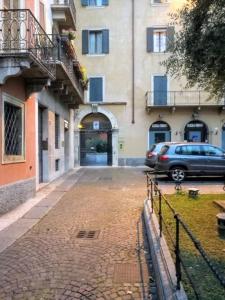 un parcheggio vuoto di fronte a un edificio di CASTLE VIEW LODGE intero appartamento Verona centro storico a Verona