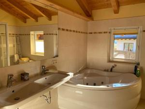 
Ein Badezimmer in der Unterkunft Sonnleiten - Guggerhof - Villa Sonnenwies
