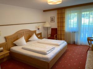 A bed or beds in a room at Sonnleiten - Guggerhof - Villa Sonnenwies