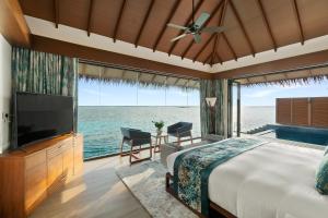 MaamutaaPullman Maldives Maamutaa - All-Inclusive Resort - 50 percent off Transfers - kids below 12 years old can dine free的一间带大床和大窗户的卧室 更多37张照片