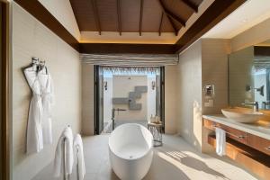 Pullman Maldives Maamutaa - All-Inclusive Resort - 50 percent off Transfers - kids below 12 years old can dine free的一间浴室