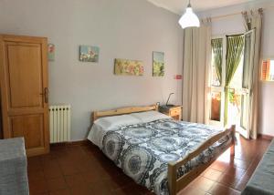 een slaapkamer met een bed en een raam bij Agriturismo Orione in Marina di Campo