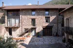 einem externen Blick auf ein Steinhaus mit einer Terrasse in der Unterkunft Antica Sosta dei Viandanti in Cadenazzo