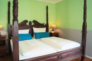 ein Schlafzimmer mit einem großen Bett mit grünen Wänden in der Unterkunft Grand Hostel Berlin Classic in Berlin