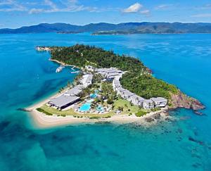 eine Luftaufnahme einer Insel im Ozean in der Unterkunft Daydream Island Resort in Daydream Island
