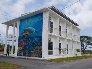 ein Gebäude mit einem großen Wandbild an der Seite in der Unterkunft Dungun Escapade Resort in Dungun