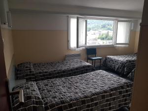 Rúm í herbergi á Hôtel Saint Sébastien