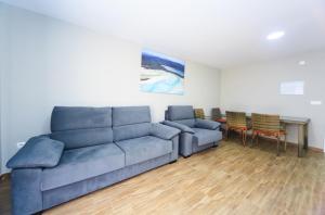 sala de estar con sofá azul y mesa en BIG FISH, en La Manga del Mar Menor