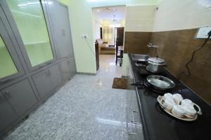 Una cocina o zona de cocina en TrueLife Homestays - Royal Nagar -Near Railway Station on way to Balaji Temple - Best Location - Mountain View - Fully Furnished 2BHK AC Apartments for Family Stay - Modular Kitchen, Fast WiFi, Android TV - 250 Jio Channels - Top Service with lots of Love