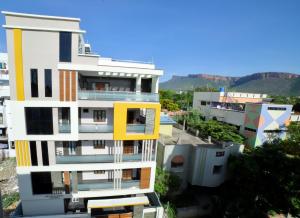 Gallery image of TrueLife Homestays - Royal Nagar -Near Railway Station on way to Balaji Temple - Best Location - Mountain View - Fully Furnished 2BHK AC Apartments for Family Stay - Modular Kitchen, Fast WiFi, Android TV - 250 Jio Channels - Top Service with lots of Love in Tirupati