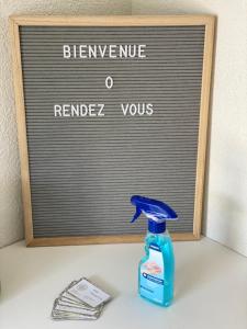 O Rendez Vous maison mitoyenne Piscine chauffée mars-octobre في Grimisuat: زجاجة من المنظفات أمام لافتة