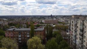 uma vista para uma cidade com edifícios e árvores em Home On Gagarina em Kropyvnytskyi