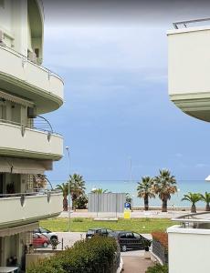 uitzicht op het strand vanaf de zijkant van een gebouw bij Residence Seaside in Tortoreto Lido +14 foto's