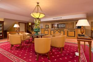 Una sala de estar con mesa y sillas y una cocina. en Hotel am Schlosspark, en Gotha