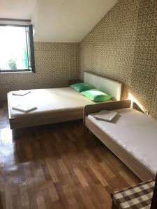 2 Betten in einem kleinen Zimmer mit Fenster in der Unterkunft Big 4-bedroom apartment Perica, Podstrana in Podstrana