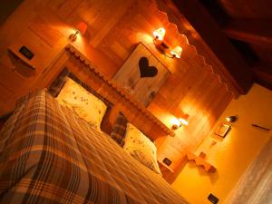 an overhead view of a bedroom with a bed at Appartamento Collomb Ruitor in La Thuile