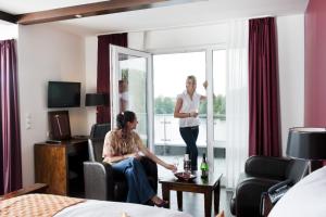 Deux femmes se tiennent debout dans une chambre d'hôtel dans l'établissement Riverside Hotel, à Nordhorn