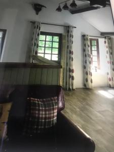 uma sala de estar com um sofá e uma janela em Woodland Cottage em Faux-la-Montagne