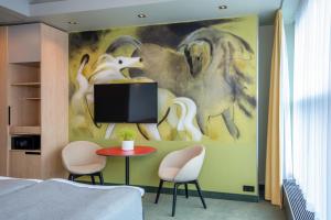 TV a/nebo společenská místnost v ubytování Art Hotel Pallas by Tartuhotels