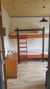 Pokój z 2 łóżkami piętrowymi i biurkiem w obiekcie Hummingen Strand 21 w mieście Dannemare